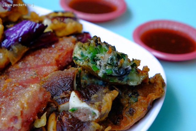 豬頭三的店 炸粿|大坑人氣小吃美食,炸粿搭配大骨焢是招牌吃法,湯品可以無限續碗,還附吸管和手套方便食用 @飛天璇的口袋