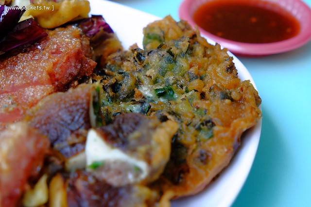 豬頭三的店 炸粿|大坑人氣小吃美食,炸粿搭配大骨焢是招牌吃法,湯品可以無限續碗,還附吸管和手套方便食用 @飛天璇的口袋