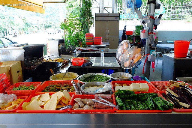 豬頭三的店 炸粿|大坑人氣小吃美食,炸粿搭配大骨焢是招牌吃法,湯品可以無限續碗,還附吸管和手套方便食用 @飛天璇的口袋