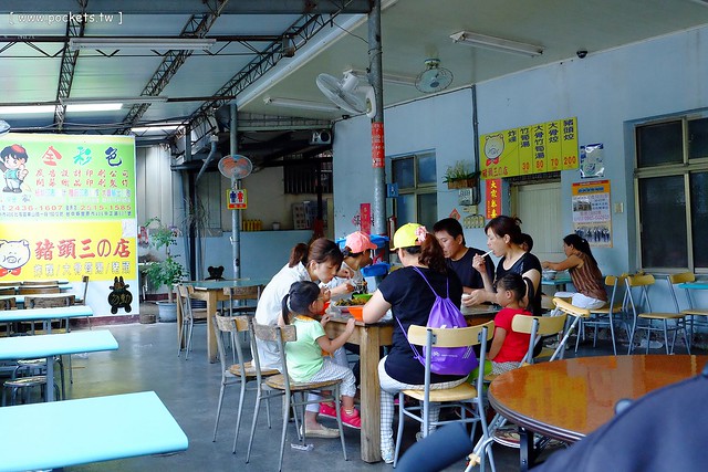 豬頭三的店 炸粿|大坑人氣小吃美食,炸粿搭配大骨焢是招牌吃法,湯品可以無限續碗,還附吸管和手套方便食用 @飛天璇的口袋