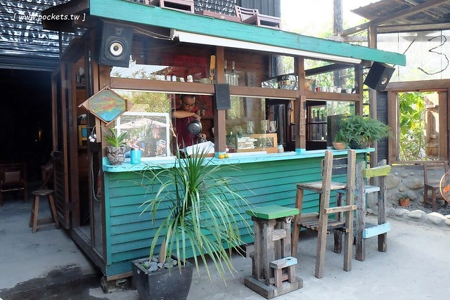 【台中特色咖啡館】13號咖啡(原:楓樹13咖啡)。位於台中南屯區的秘境咖啡館,販售全世界冷門的咖啡豆,一間很樸實卻很有溫度的溪邊13咖啡館 @飛天璇的口袋