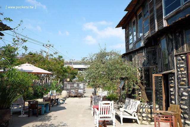 【台中特色咖啡館】13號咖啡(原:楓樹13咖啡)。位於台中南屯區的秘境咖啡館,販售全世界冷門的咖啡豆,一間很樸實卻很有溫度的溪邊13咖啡館 @飛天璇的口袋