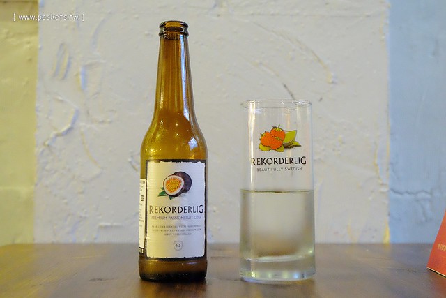 【台中美食推薦】薩克森比利時小酒館.Sachsen Beer Bar。走進滿滿公仔的動漫世界,120吋的電視牆可以觀看球賽,義大利麵和燉飯都是正統義式作法,三五好友下班後相揪放鬆一下 @飛天璇的口袋