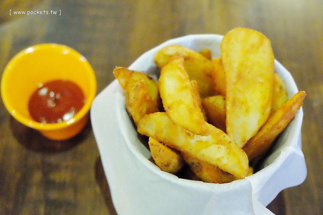 【台中美食推薦】薩克森比利時小酒館.Sachsen Beer Bar。走進滿滿公仔的動漫世界,120吋的電視牆可以觀看球賽,義大利麵和燉飯都是正統義式作法,三五好友下班後相揪放鬆一下 @飛天璇的口袋