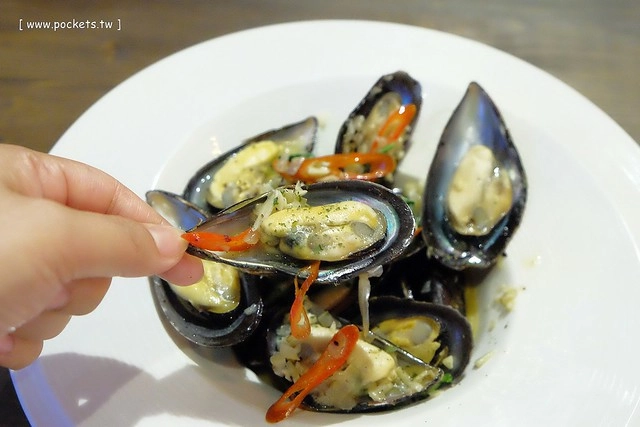 【台中美食推薦】薩克森比利時小酒館.Sachsen Beer Bar。走進滿滿公仔的動漫世界,120吋的電視牆可以觀看球賽,義大利麵和燉飯都是正統義式作法,三五好友下班後相揪放鬆一下 @飛天璇的口袋