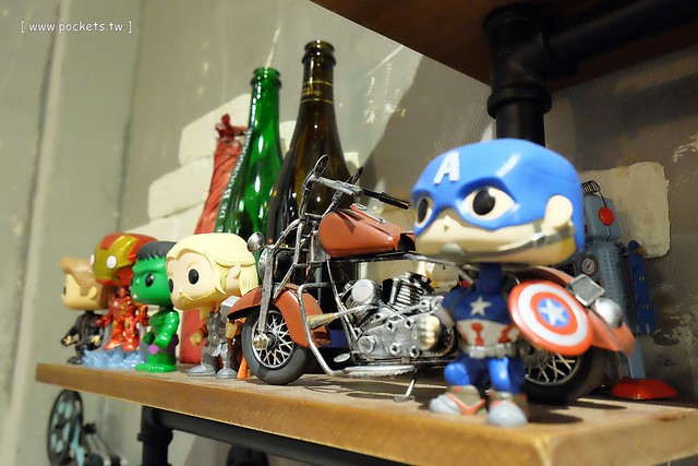 【台中美食推薦】薩克森比利時小酒館.Sachsen Beer Bar。走進滿滿公仔的動漫世界,120吋的電視牆可以觀看球賽,義大利麵和燉飯都是正統義式作法,三五好友下班後相揪放鬆一下 @飛天璇的口袋