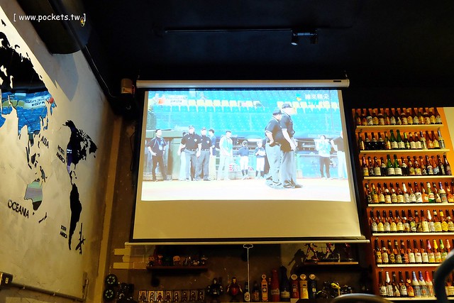 【台中美食推薦】薩克森比利時小酒館.Sachsen Beer Bar。走進滿滿公仔的動漫世界,120吋的電視牆可以觀看球賽,義大利麵和燉飯都是正統義式作法,三五好友下班後相揪放鬆一下 @飛天璇的口袋