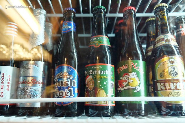 【台中美食推薦】薩克森比利時小酒館.Sachsen Beer Bar。走進滿滿公仔的動漫世界,120吋的電視牆可以觀看球賽,義大利麵和燉飯都是正統義式作法,三五好友下班後相揪放鬆一下 @飛天璇的口袋