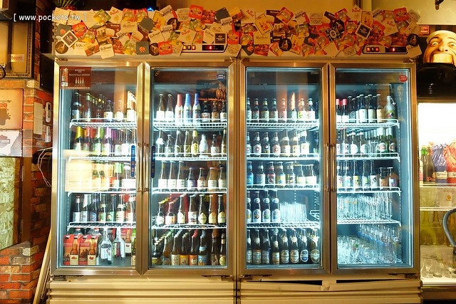 【台中美食推薦】薩克森比利時小酒館.Sachsen Beer Bar。走進滿滿公仔的動漫世界,120吋的電視牆可以觀看球賽,義大利麵和燉飯都是正統義式作法,三五好友下班後相揪放鬆一下 @飛天璇的口袋