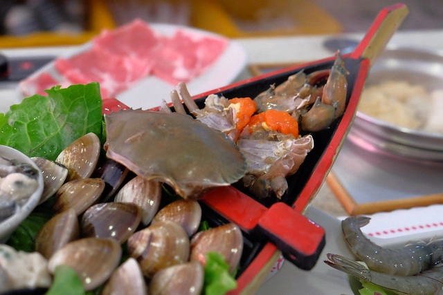 【台中火鍋推薦】陶湘涮涮鍋。CP值很高的平價火鍋店,海龍王鍋非常的有氣勢,干貝鍋$240元新鮮有誠意,晚上來用餐還可以吃到活跳跳的蝦 @飛天璇的口袋