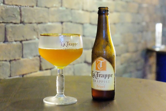 【台中美食推薦】薩克森比利時小酒館.Sachsen Beer Bar。走進滿滿公仔的動漫世界,120吋的電視牆可以觀看球賽,義大利麵和燉飯都是正統義式作法,三五好友下班後相揪放鬆一下 @飛天璇的口袋