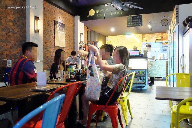 【台中美食推薦】薩克森比利時小酒館.Sachsen Beer Bar。走進滿滿公仔的動漫世界,120吋的電視牆可以觀看球賽,義大利麵和燉飯都是正統義式作法,三五好友下班後相揪放鬆一下 @飛天璇的口袋