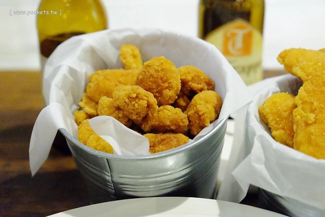 【台中美食推薦】薩克森比利時小酒館.Sachsen Beer Bar。走進滿滿公仔的動漫世界,120吋的電視牆可以觀看球賽,義大利麵和燉飯都是正統義式作法,三五好友下班後相揪放鬆一下 @飛天璇的口袋