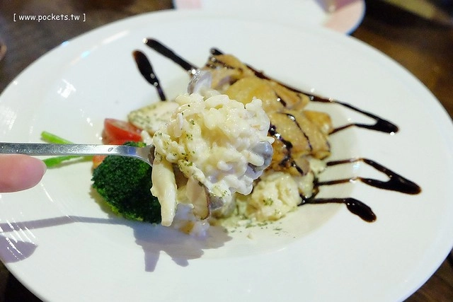 【台中美食推薦】薩克森比利時小酒館.Sachsen Beer Bar。走進滿滿公仔的動漫世界,120吋的電視牆可以觀看球賽,義大利麵和燉飯都是正統義式作法,三五好友下班後相揪放鬆一下 @飛天璇的口袋