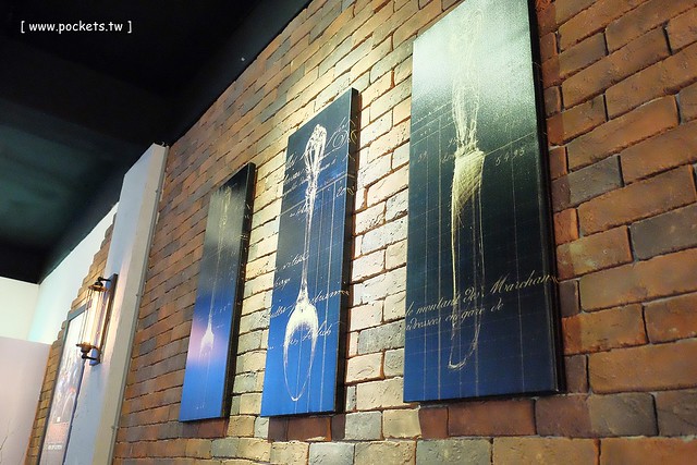 【台中美食推薦】薩克森比利時小酒館.Sachsen Beer Bar。走進滿滿公仔的動漫世界,120吋的電視牆可以觀看球賽,義大利麵和燉飯都是正統義式作法,三五好友下班後相揪放鬆一下 @飛天璇的口袋