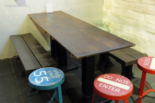 【台中美食推薦】薩克森比利時小酒館.Sachsen Beer Bar。走進滿滿公仔的動漫世界,120吋的電視牆可以觀看球賽,義大利麵和燉飯都是正統義式作法,三五好友下班後相揪放鬆一下 @飛天璇的口袋