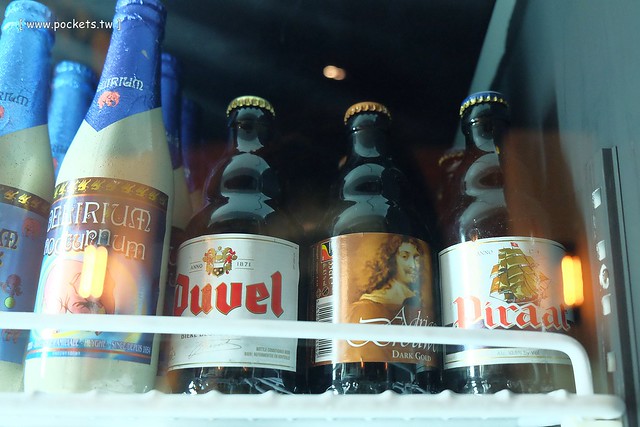 【台中美食推薦】薩克森比利時小酒館.Sachsen Beer Bar。走進滿滿公仔的動漫世界,120吋的電視牆可以觀看球賽,義大利麵和燉飯都是正統義式作法,三五好友下班後相揪放鬆一下 @飛天璇的口袋