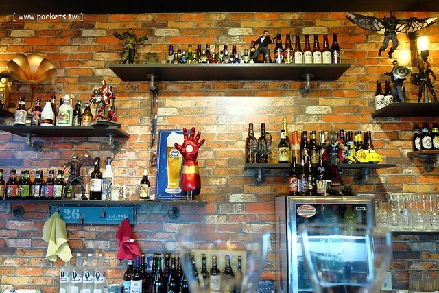 【台中美食推薦】薩克森比利時小酒館.Sachsen Beer Bar。走進滿滿公仔的動漫世界,120吋的電視牆可以觀看球賽,義大利麵和燉飯都是正統義式作法,三五好友下班後相揪放鬆一下 @飛天璇的口袋