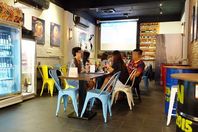 【台中美食推薦】薩克森比利時小酒館.Sachsen Beer Bar。走進滿滿公仔的動漫世界,120吋的電視牆可以觀看球賽,義大利麵和燉飯都是正統義式作法,三五好友下班後相揪放鬆一下 @飛天璇的口袋