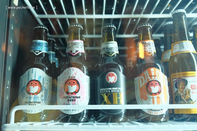 【台中美食推薦】薩克森比利時小酒館.Sachsen Beer Bar。走進滿滿公仔的動漫世界,120吋的電視牆可以觀看球賽,義大利麵和燉飯都是正統義式作法,三五好友下班後相揪放鬆一下 @飛天璇的口袋