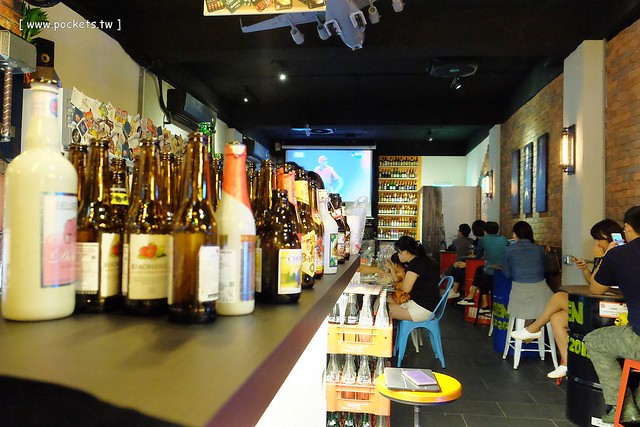 【台中美食推薦】薩克森比利時小酒館.Sachsen Beer Bar。走進滿滿公仔的動漫世界,120吋的電視牆可以觀看球賽,義大利麵和燉飯都是正統義式作法,三五好友下班後相揪放鬆一下 @飛天璇的口袋