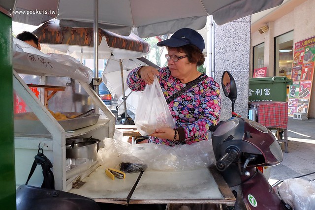 稻香村麻糬:豐原中正路郵局前面,阿婆以摩拖車為攤一賣好幾年,滿滿古早味的麻糬 @飛天璇的口袋