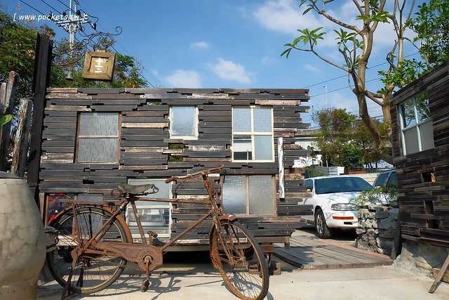 【台中特色咖啡館】13號咖啡(原:楓樹13咖啡)。位於台中南屯區的秘境咖啡館,販售全世界冷門的咖啡豆,一間很樸實卻很有溫度的溪邊13咖啡館 @飛天璇的口袋