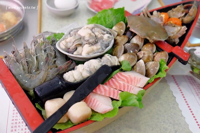 【台中火鍋推薦】陶湘涮涮鍋。CP值很高的平價火鍋店,海龍王鍋非常的有氣勢,干貝鍋$240元新鮮有誠意,晚上來用餐還可以吃到活跳跳的蝦 @飛天璇的口袋