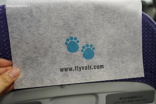 【日本名古屋】威航 Vair 桃園→名古屋 2015.12.15首航初體驗。首航有很多可愛的記念品,機上有吉祥物威熊合照,年輕空姐活潑又可愛 @飛天璇的口袋