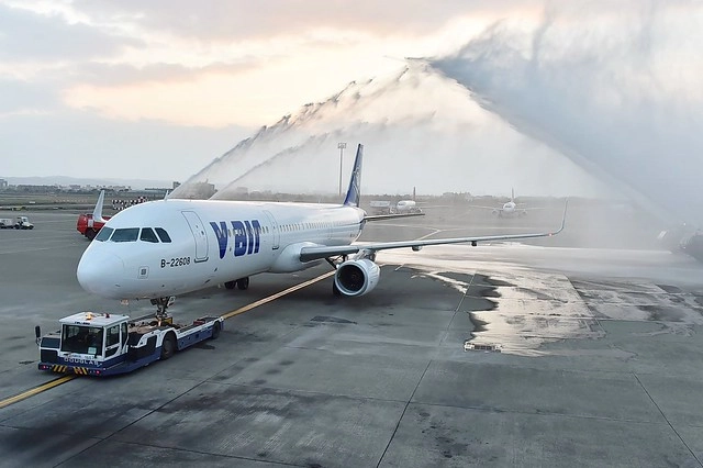 【日本名古屋】威航 Vair 桃園→名古屋 2015.12.15首航初體驗。首航有很多可愛的記念品,機上有吉祥物威熊合照,年輕空姐活潑又可愛 @飛天璇的口袋