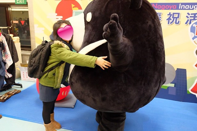 【日本名古屋】威航 Vair 桃園→名古屋 2015.12.15首航初體驗。首航有很多可愛的記念品,機上有吉祥物威熊合照,年輕空姐活潑又可愛 @飛天璇的口袋