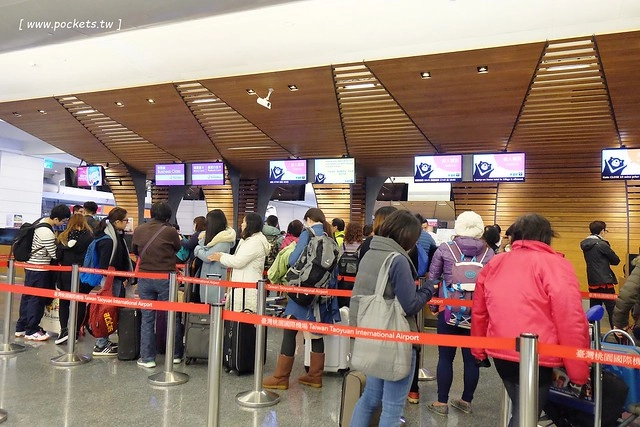 【日本名古屋】威航 Vair 桃園→名古屋 2015.12.15首航初體驗。首航有很多可愛的記念品,機上有吉祥物威熊合照,年輕空姐活潑又可愛 @飛天璇的口袋