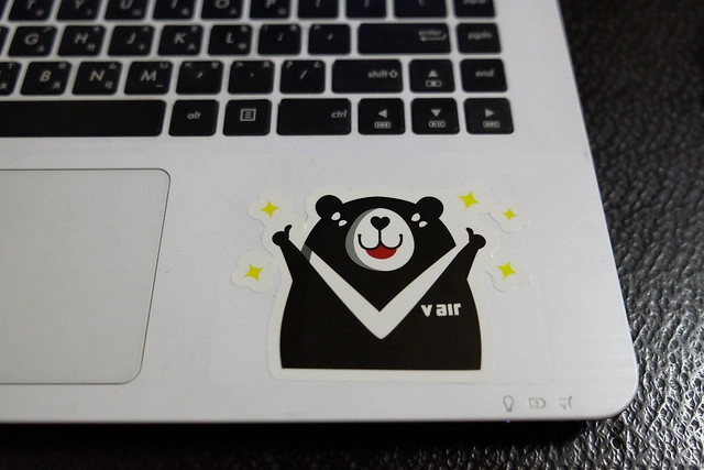 【日本名古屋】威航 Vair 桃園→名古屋 2015.12.15首航初體驗。首航有很多可愛的記念品,機上有吉祥物威熊合照,年輕空姐活潑又可愛 @飛天璇的口袋