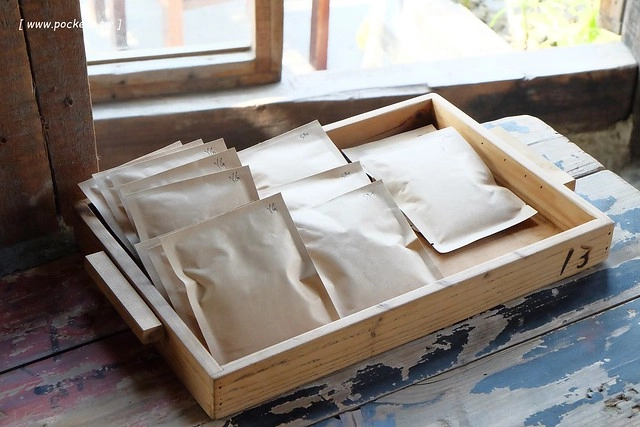 【台中特色咖啡館】13號咖啡(原:楓樹13咖啡)。位於台中南屯區的秘境咖啡館,販售全世界冷門的咖啡豆,一間很樸實卻很有溫度的溪邊13咖啡館 @飛天璇的口袋