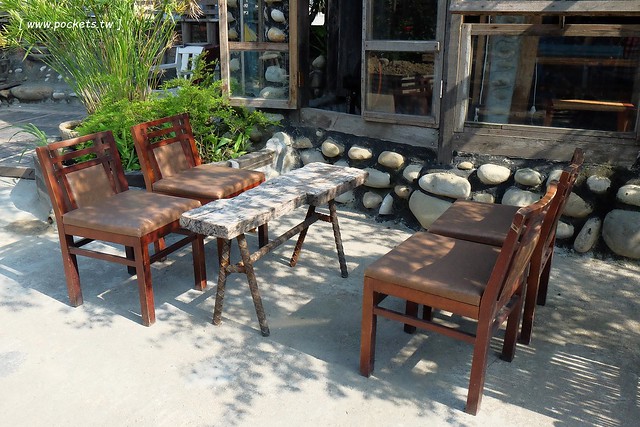 【台中特色咖啡館】13號咖啡(原:楓樹13咖啡)。位於台中南屯區的秘境咖啡館,販售全世界冷門的咖啡豆,一間很樸實卻很有溫度的溪邊13咖啡館 @飛天璇的口袋