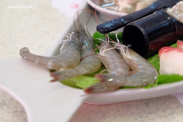 【台中火鍋推薦】陶湘涮涮鍋。CP值很高的平價火鍋店,海龍王鍋非常的有氣勢,干貝鍋$240元新鮮有誠意,晚上來用餐還可以吃到活跳跳的蝦 @飛天璇的口袋