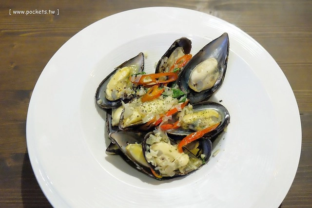 【台中美食推薦】薩克森比利時小酒館.Sachsen Beer Bar。走進滿滿公仔的動漫世界,120吋的電視牆可以觀看球賽,義大利麵和燉飯都是正統義式作法,三五好友下班後相揪放鬆一下 @飛天璇的口袋