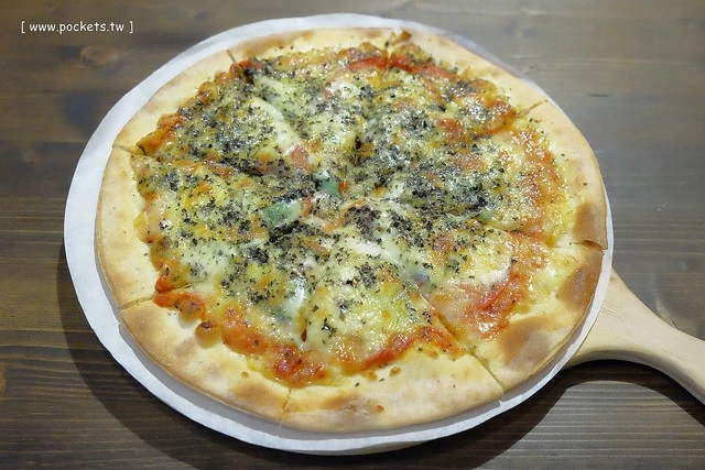 【台中美食推薦】薩克森比利時小酒館.Sachsen Beer Bar。走進滿滿公仔的動漫世界,120吋的電視牆可以觀看球賽,義大利麵和燉飯都是正統義式作法,三五好友下班後相揪放鬆一下 @飛天璇的口袋