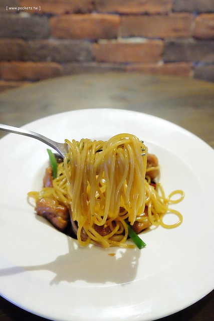 【台中美食推薦】薩克森比利時小酒館.Sachsen Beer Bar。走進滿滿公仔的動漫世界,120吋的電視牆可以觀看球賽,義大利麵和燉飯都是正統義式作法,三五好友下班後相揪放鬆一下 @飛天璇的口袋