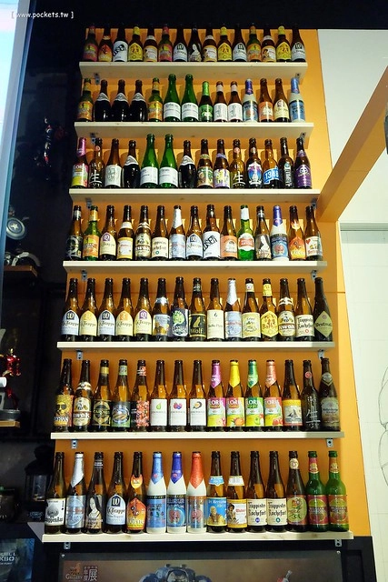 【台中美食推薦】薩克森比利時小酒館.Sachsen Beer Bar。走進滿滿公仔的動漫世界,120吋的電視牆可以觀看球賽,義大利麵和燉飯都是正統義式作法,三五好友下班後相揪放鬆一下 @飛天璇的口袋