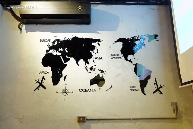 【台中美食推薦】薩克森比利時小酒館.Sachsen Beer Bar。走進滿滿公仔的動漫世界,120吋的電視牆可以觀看球賽,義大利麵和燉飯都是正統義式作法,三五好友下班後相揪放鬆一下 @飛天璇的口袋