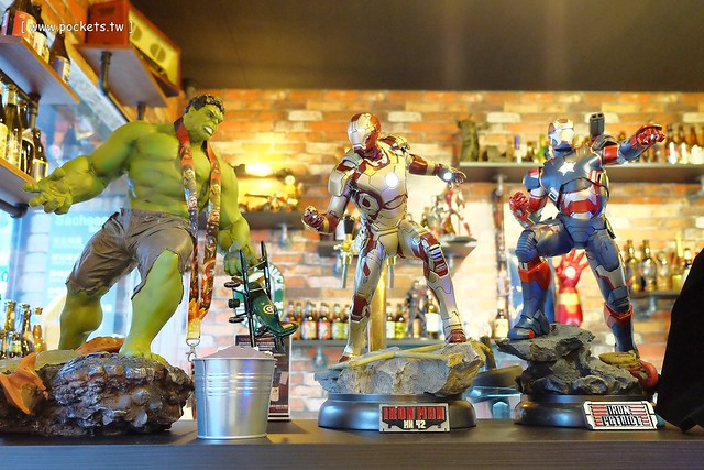 【台中美食推薦】薩克森比利時小酒館.Sachsen Beer Bar。走進滿滿公仔的動漫世界,120吋的電視牆可以觀看球賽,義大利麵和燉飯都是正統義式作法,三五好友下班後相揪放鬆一下 @飛天璇的口袋