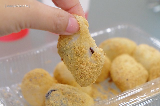 稻香村麻糬:豐原中正路郵局前面,阿婆以摩拖車為攤一賣好幾年,滿滿古早味的麻糬 @飛天璇的口袋