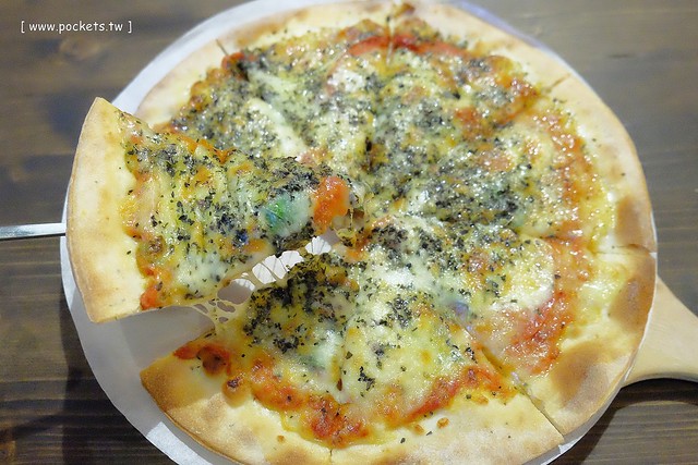 【台中美食推薦】薩克森比利時小酒館.Sachsen Beer Bar。走進滿滿公仔的動漫世界,120吋的電視牆可以觀看球賽,義大利麵和燉飯都是正統義式作法,三五好友下班後相揪放鬆一下 @飛天璇的口袋