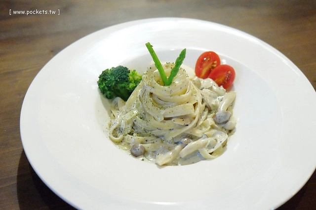 【台中美食推薦】薩克森比利時小酒館.Sachsen Beer Bar。走進滿滿公仔的動漫世界,120吋的電視牆可以觀看球賽,義大利麵和燉飯都是正統義式作法,三五好友下班後相揪放鬆一下 @飛天璇的口袋