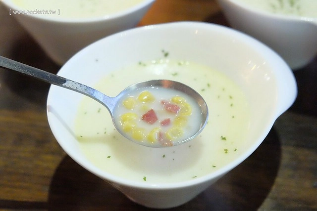 【台中美食推薦】薩克森比利時小酒館.Sachsen Beer Bar。走進滿滿公仔的動漫世界,120吋的電視牆可以觀看球賽,義大利麵和燉飯都是正統義式作法,三五好友下班後相揪放鬆一下 @飛天璇的口袋