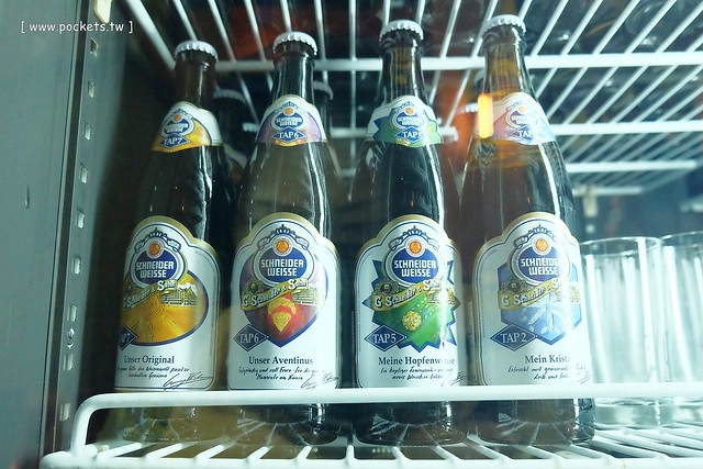 【台中美食推薦】薩克森比利時小酒館.Sachsen Beer Bar。走進滿滿公仔的動漫世界,120吋的電視牆可以觀看球賽,義大利麵和燉飯都是正統義式作法,三五好友下班後相揪放鬆一下 @飛天璇的口袋