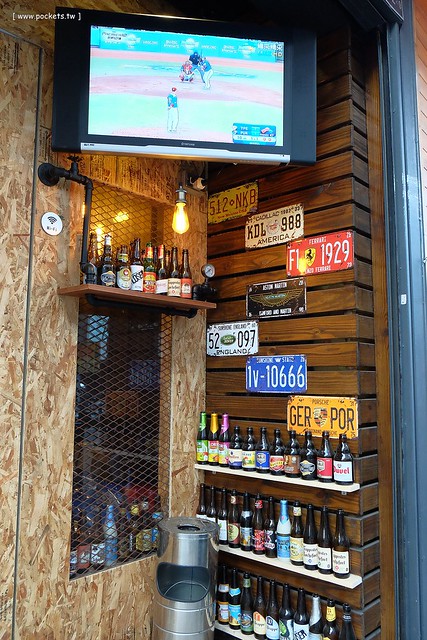 【台中美食推薦】薩克森比利時小酒館.Sachsen Beer Bar。走進滿滿公仔的動漫世界,120吋的電視牆可以觀看球賽,義大利麵和燉飯都是正統義式作法,三五好友下班後相揪放鬆一下 @飛天璇的口袋