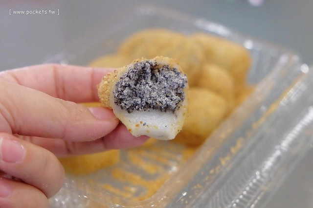 稻香村麻糬:豐原中正路郵局前面,阿婆以摩拖車為攤一賣好幾年,滿滿古早味的麻糬 @飛天璇的口袋