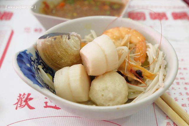 【台中火鍋推薦】陶湘涮涮鍋。CP值很高的平價火鍋店,海龍王鍋非常的有氣勢,干貝鍋$240元新鮮有誠意,晚上來用餐還可以吃到活跳跳的蝦 @飛天璇的口袋